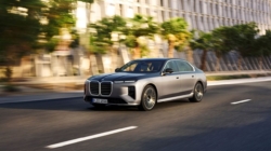 O nouă interpretare BMW Seria 7 a fost prezentată oficial, cu un plus de tehnologie și autonomie electrică majorată