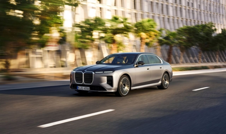 O nouă interpretare BMW Seria 7 a fost prezentată oficial, cu un plus de tehnologie și autonomie electrică majorată