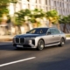 O nouă interpretare BMW Seria 7 a fost prezentată oficial, cu un plus de tehnologie și autonomie electrică majorată