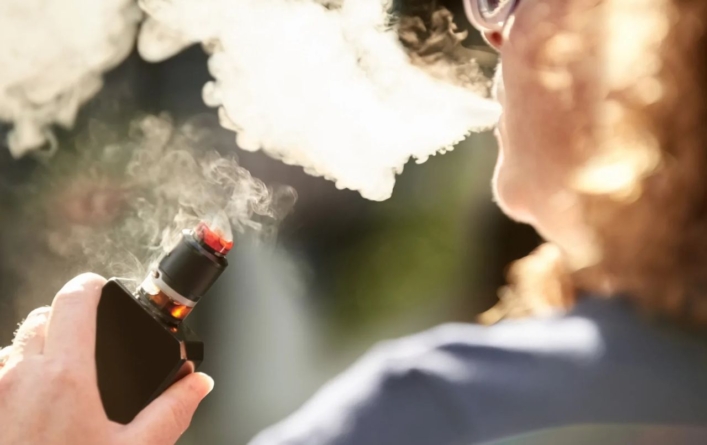 Ţigările electronice, vape-urile şi dispozitivele de încălzit tutun, interzise în toate spaţiile publice închise – proiect
