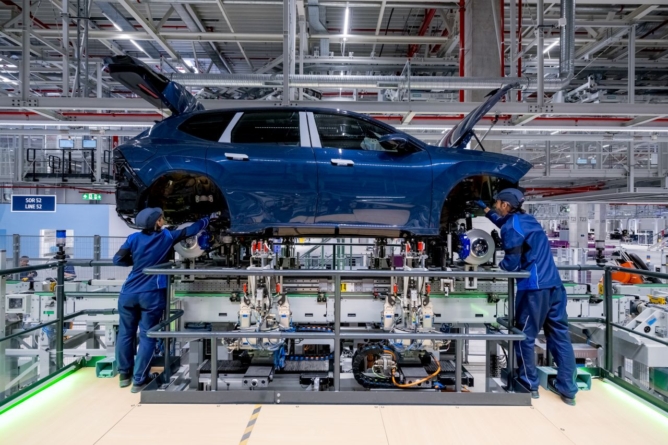 Mega-uzina high-tech BMW de lângă România: Fabrica în care e folosită doar energie verde, are „creierul” software gândit la Cluj și caută noi angajați români