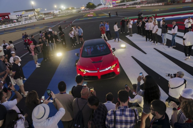 BMW a prezentat M Concept Neue Klasse. Viitorul M3, alături de bolizii de la Le Mans