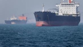 Primele petroliere iraniene au trecut prin blocada americană de lângă strâmtoarea Ormuz. Milioane de barili de petrol au pornit spre Europa