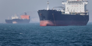 Primele petroliere iraniene au trecut prin blocada americană de lângă strâmtoarea Ormuz. Milioane de barili de petrol au pornit spre Europa