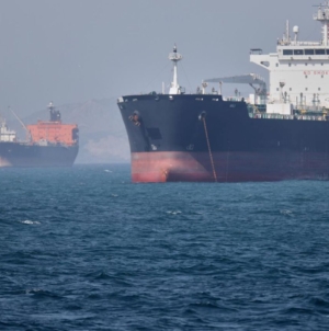 Primele petroliere iraniene au trecut prin blocada americană de lângă strâmtoarea Ormuz. Milioane de barili de petrol au pornit spre Europa