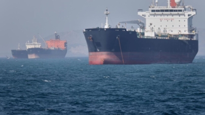 Primele petroliere iraniene au trecut prin blocada americană de lângă strâmtoarea Ormuz. Milioane de barili de petrol au pornit spre Europa