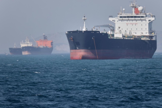 Primele petroliere iraniene au trecut prin blocada americană de lângă strâmtoarea Ormuz. Milioane de barili de petrol au pornit spre Europa