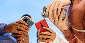 Generația cu ochii în ecran! Aproape jumătate dintre adolescenţii din România sunt conștienți că petrec prea mult timp în faţa ecranelor