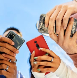 Efectul nedorit al boom-ului AI: Livrările de telefoane se prăbușesc la cel mai scăzut nivel din ultimii 13 ani. Urmează scumpiri