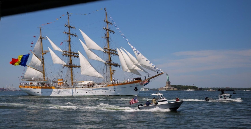 Mândria marinei române pe râul Hudson: Bricul Mircea a defilat la New York la 250 de ani de la independența SUA
