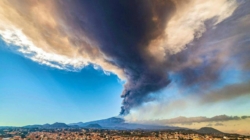 Alertă aviatică în Italia: Norul de cenușă al vulcanului Etna forțează închiderea parțială a spațiului aerian și a aeroportului din Catania