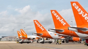 Tranzacție cu efecte majore în transportul aerian low-cost: Apollo preia EasyJet pentru 5,7 miliarde de lire sterline